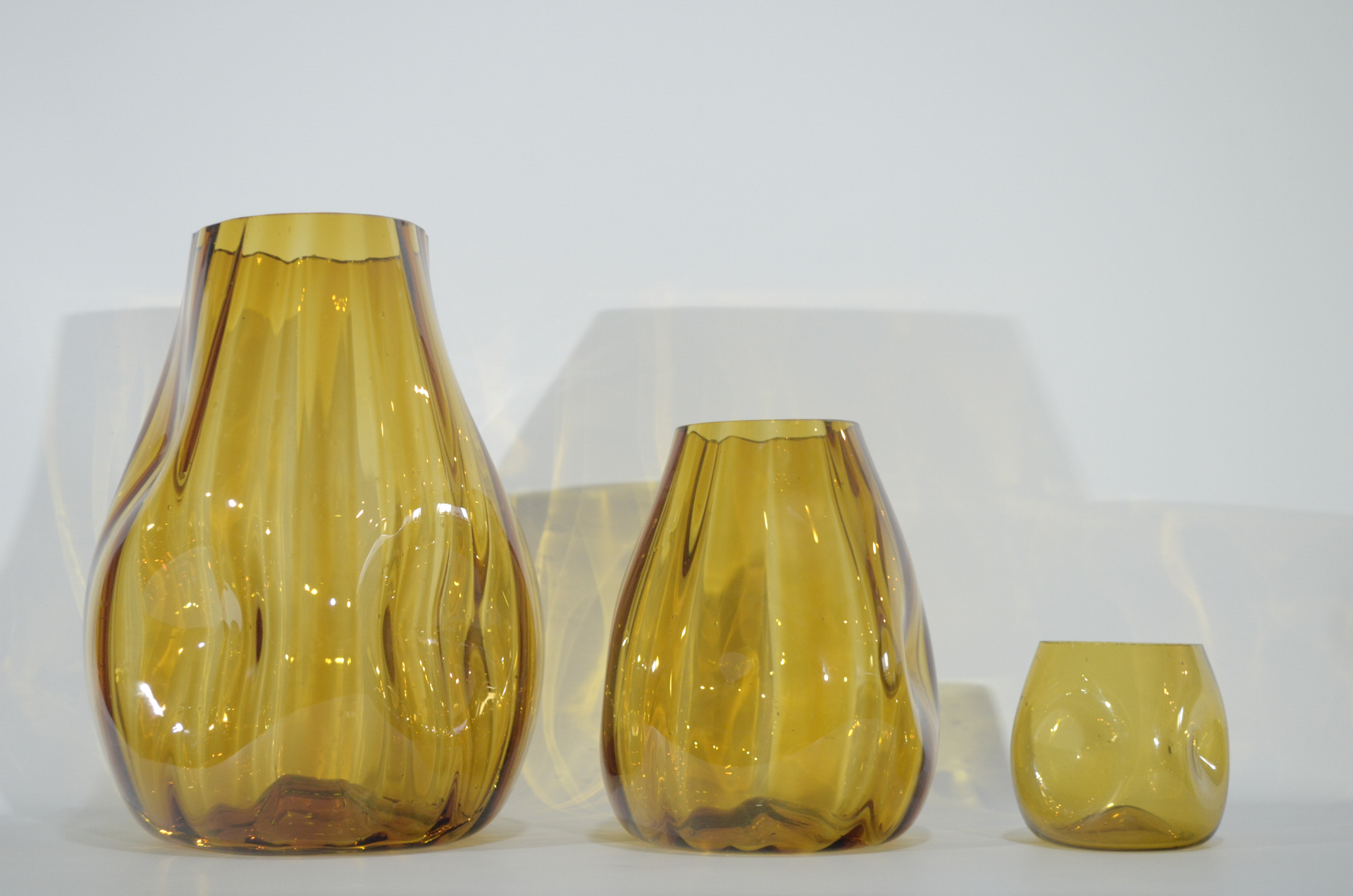 Florero artesanal de vidrio ámbar amorfo